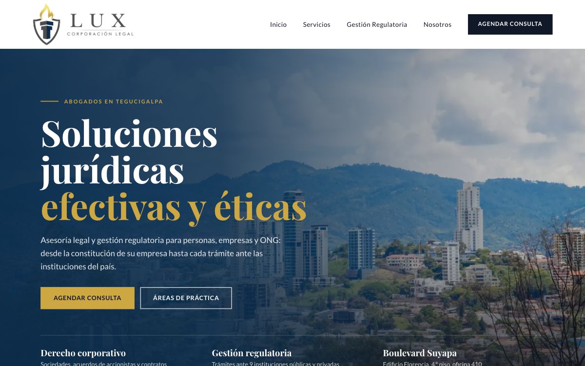 The luxcorporacion.com home page: the Lux Corporación Legal logo and the headline “Soluciones jurídicas efectivas y éticas” over a view of Tegucigalpa and its hills, with the buttons Agendar consulta and Áreas de práctica.