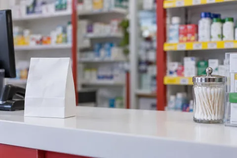 Mostrador de una farmacia de barrio, con estantes al fondo
