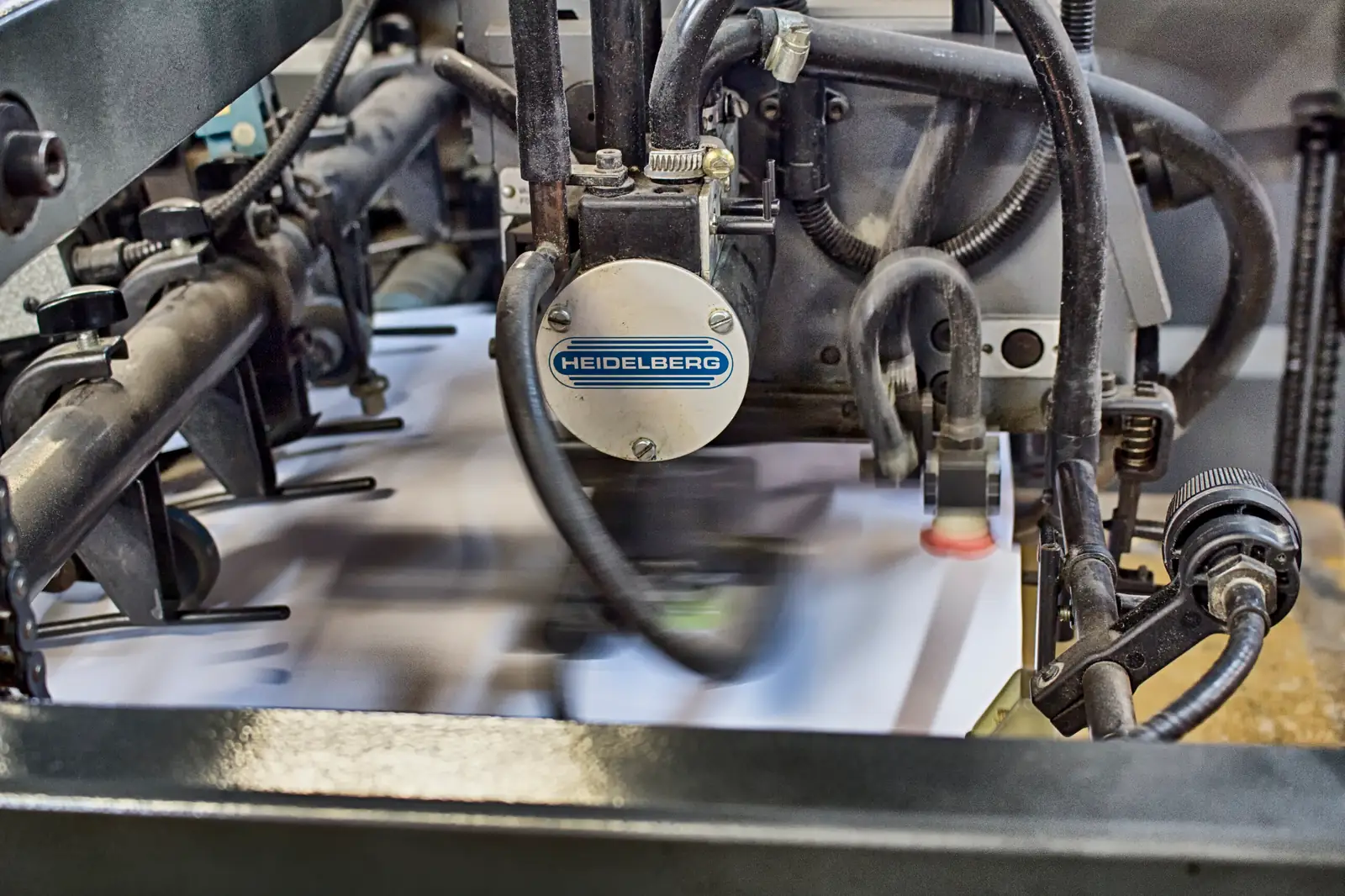Unidad de impresión Heidelberg de la imprenta, con la placa del fabricante al frente