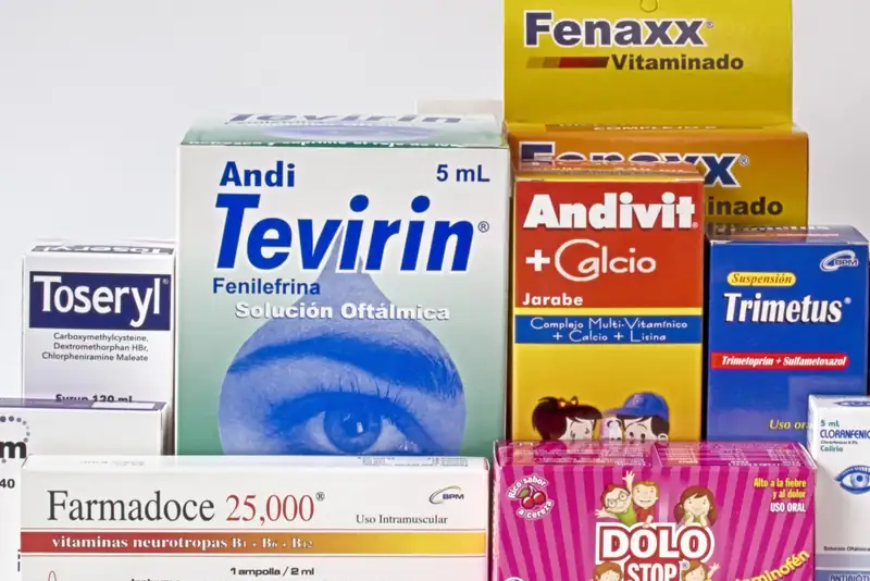 Cajas de medicamentos apiladas: Tevirin, Andivit, Fenaxx, Toseryl, Farmadoce, Trimetus y Dolo Stop