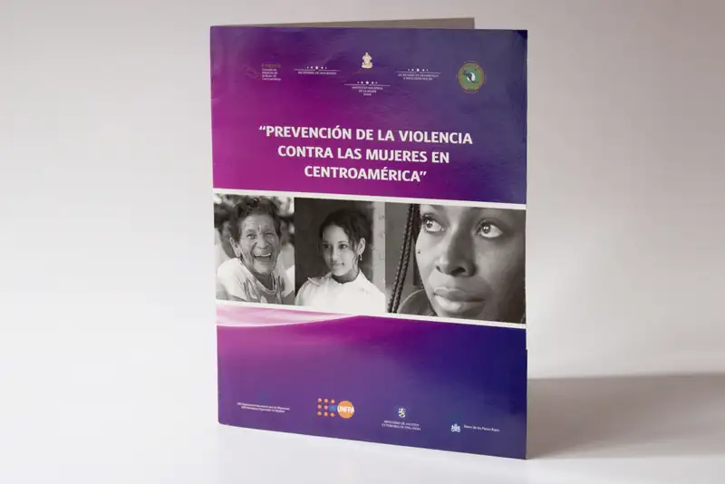 Libro impreso, «Prevención de la violencia contra las mujeres en Centroamérica», sobre fondo blanco